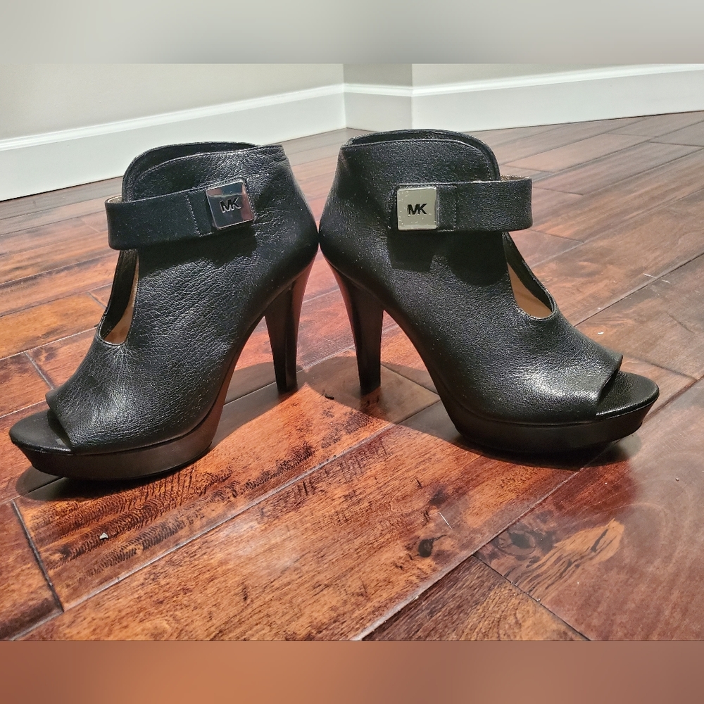 Michael Kors Davenport Leather Bootie Size 10
